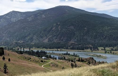 Plains House | Remote Spacious Dome with Incredible Outdoor Landscape in Montana