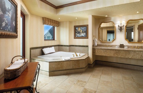 South Tulsa Hotel | Renaissance Tulsa Hotel & Convention Center