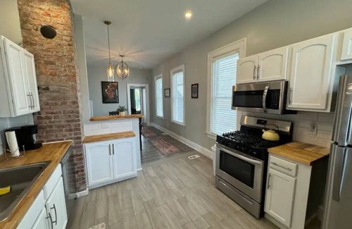 Bryant House | Reno'd 5Pts Buffalo Gem - Parking/Walkable with WiFi and AC