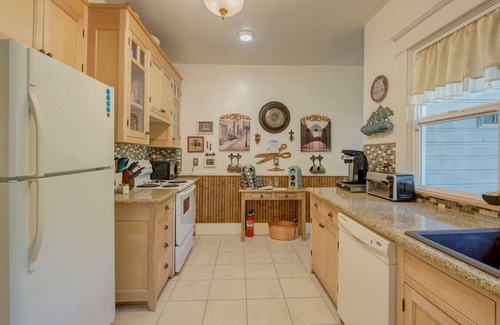 Grants Pass House | Renovated 1912 Home 2B/2B w/King&Queen fenced yard