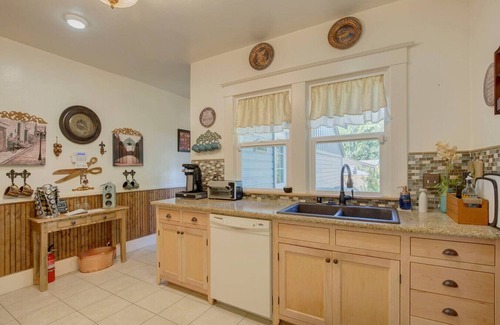 Grants Pass House | Renovated 1912 Home 2B/2B w/King&Queen fenced yard