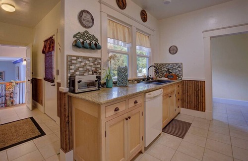 Grants Pass House | Renovated 1912 Home 2B/2B w/King&Queen fenced yard