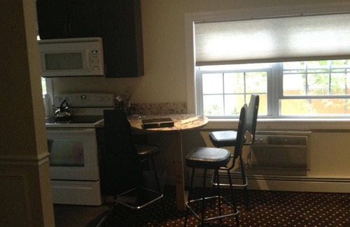 Stamford Condo | Renovated 1BR APT, walk to train and more! Holiday Specials!