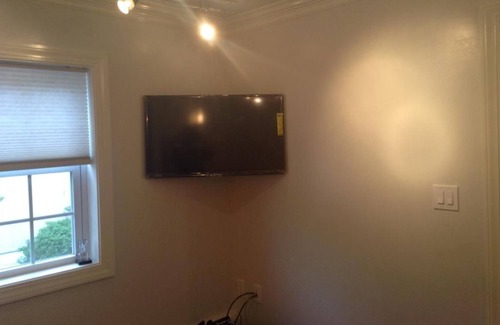 Stamford Condo | Renovated 1BR APT, walk to train and more! Holiday Specials!