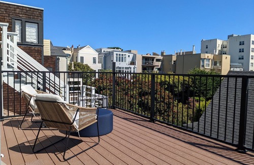 Presidio Heights Apartment | Renovated 2 bedroom w/Rooftop Patio in beautiful Presidio Heights Victorian