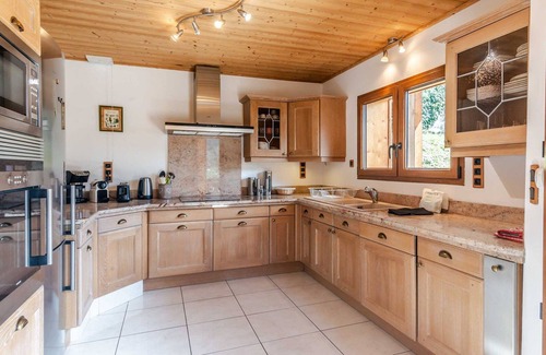 Morzine Apartment | Renovated 3 rooms with terrace, fireplace, pets allowed, parking, and wifi in Morzine