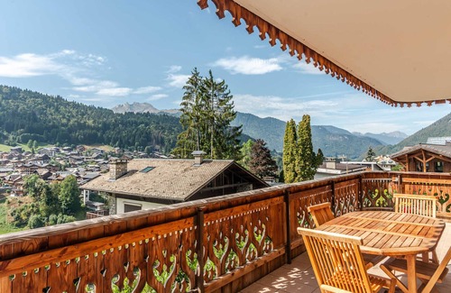 Morzine Apartment | Renovated 3 rooms with terrace, fireplace, pets allowed, parking, and wifi in Morzine