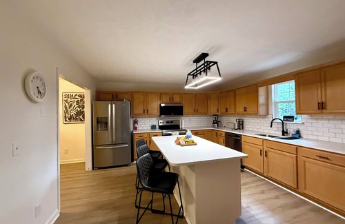 Walterhill House | Renovated 4BR w/2 Kitchens, Garage +Fenced Yard, Relocation & Extended Stays
