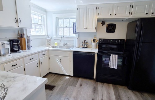 Wellfleet House | Renovated 5BD-Walk to Uncle Tim's Bridge, Hot Tub, Fire Pit, Screen Porch & A/C