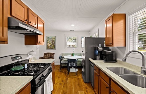 Montgomery House | Renovated Bungalow with Large Yard, Close to Everything by Lucky Savannah