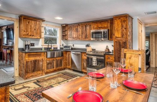 Twin Mountain Cabin | Renovated Cabin On River|Bretton Woods| Mt. Washington|Fishing+Hiking| Fire pit|