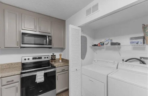 Vestavia Hills Condo | Renovated condo near Samford with full kitchen,W/D, parking and super fast Wi-FI