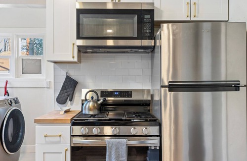 Southeastern Sacramento House | Renovated Cozy Bungalow near UC Med Center