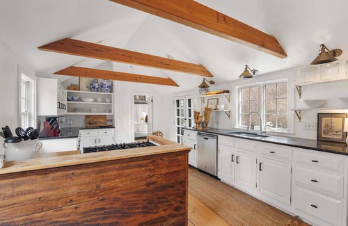 West Barnstable House | Renovated Cozy Cabin 5 Min to Beach!