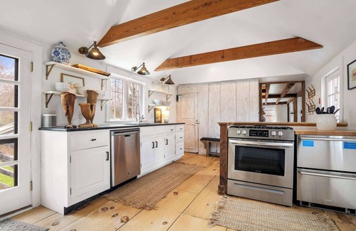 West Barnstable House | Renovated Cozy Cabin 5 Min to Beach!