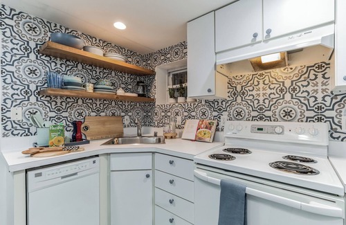 Northwest Apartment | Renovated & cozy retreat in beautiful Dupont/Logan area - walk to everything!