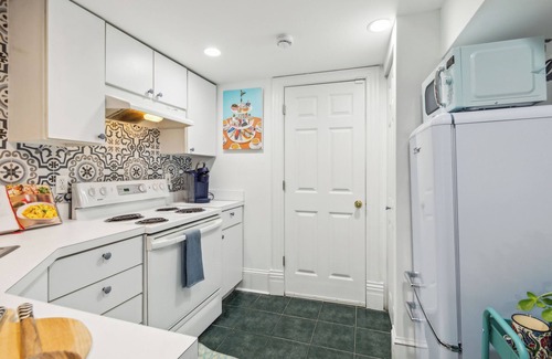 Northwest Apartment | Renovated & cozy retreat in beautiful Dupont/Logan area - walk to everything!