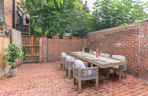 Northwest Apartment | Renovated & cozy retreat in beautiful Dupont/Logan area - walk to everything!