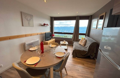 Prapoutel Apartment | Renovated 2BR Cabin Apartment Near Ski Lifts and Shops, Sleeps 6