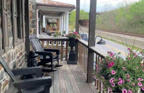 Knoxville House | Renovated historic stone house very close to the Potomac River