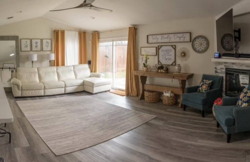 South Natomas House | Renovated home cozy room close to many attractions, Golden One Stadiumn