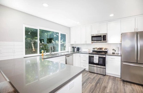 Sacramento House | Renovated Interior 4 Bedroom/2 Bath