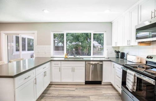 Sacramento House | Renovated Interior 4 Bedroom/2 Bath