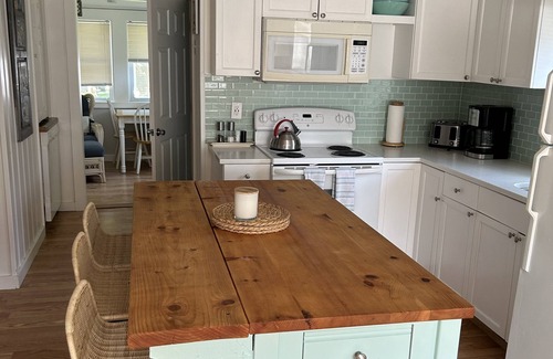 York Beach Cottage | Renovated Longs Sands Cottage with additional Bunkhouse + AC! Walk to Bathhouse
