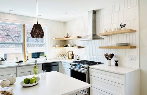 Lakewood House | Renovated Modern Sunset Vibes townhome by Downtown CLE with AC Hot Tub