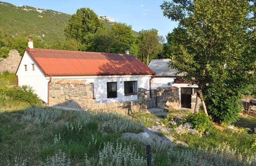 Prizna Cottage | Renovated old stonemaid mountain house jet just 20 min from the beach
