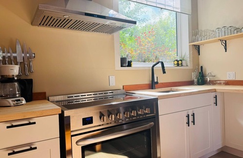 Historic Downtown Fernie House | Renovated Retreat, Walk to Trails and Dog Friendly