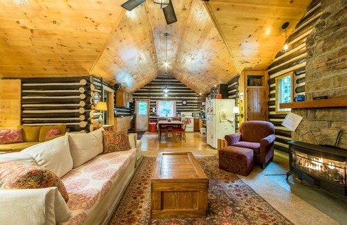 Farmington Cabin | Renovated & rustic cozy cabin with large yard, close to Ohiopyle