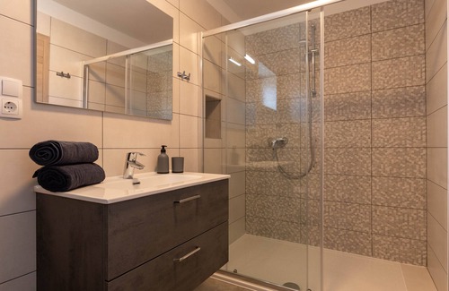 Sajini House | Renovated stone house, two bedrooms with private bathrooms. Big garden, parking.