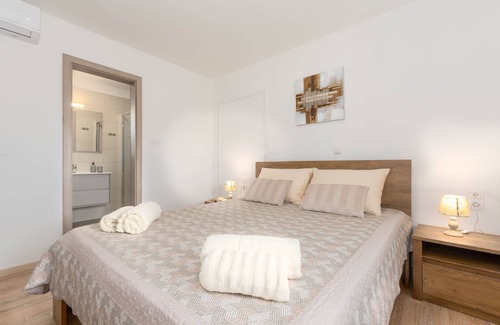 Sajini House | Renovated stone house, two bedrooms with private bathrooms. Big garden, parking.