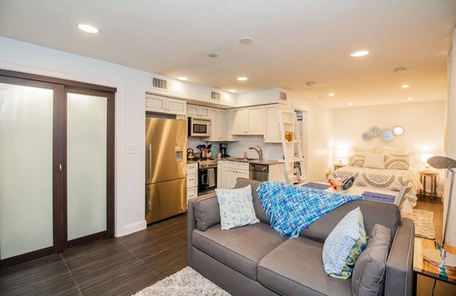 Beacon Hill Apartment | Renovated Studio, steps to MGH, Suffolk, Sleeps 4