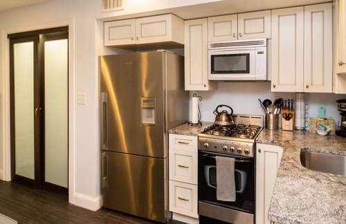Beacon Hill Apartment | Renovated Studio, steps to MGH, Suffolk, Sleeps 4