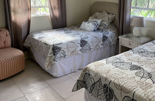Brighton House | Renovated Townhouse with pool, 1 min walk to Beautiful Brandon’s Beach
