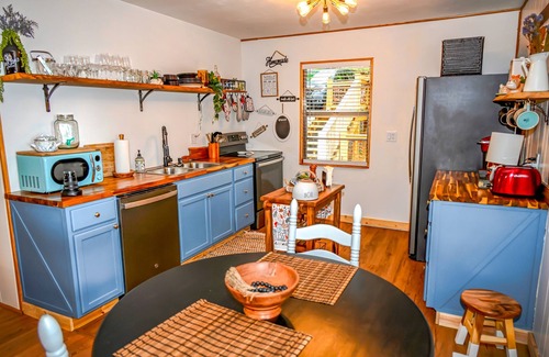 Indian Rock Springs Cabin | RENT 3 NIGHTS GET THE 4TH FREE JAN-MARCH!. message us for details