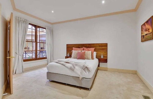 Bathurst House | Reservoir Retreat - 10 guests - Close to CBD