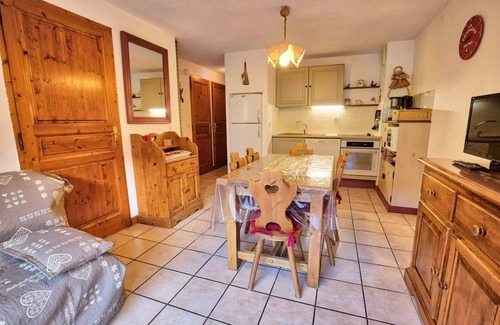 Flumet Apartment | Residence Le Schuss 1 - Apartment on the snow front of the Evettes