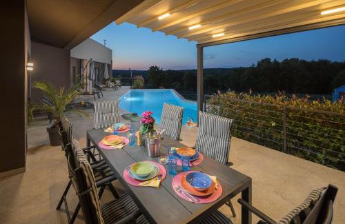 Gracisce Villa | Residence Villa Manuela with Pool & Jacuzzi - Batlug