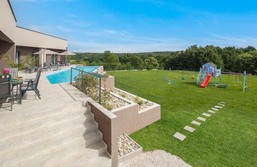 Gracisce Villa | Residence Villa Manuela with Pool & Jacuzzi - Batlug