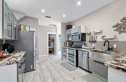 Stockton Hotel | Resort Perks: 8 beds, Sun Cott.age, deck & kitchen