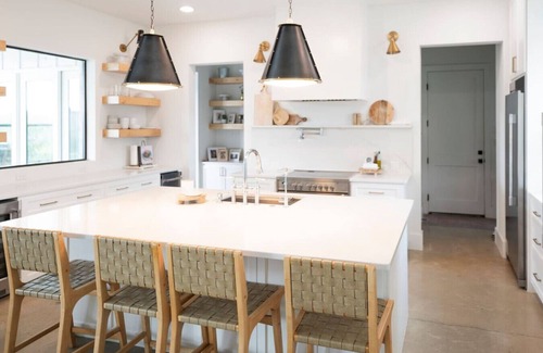 Naumanns Camp House | Resort Style Escape | Heated Pool, Golf, Winery