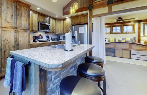 Cle Elum Cabin | Restful rustic with scenic outdoor area, fireplace, & washer/dryer