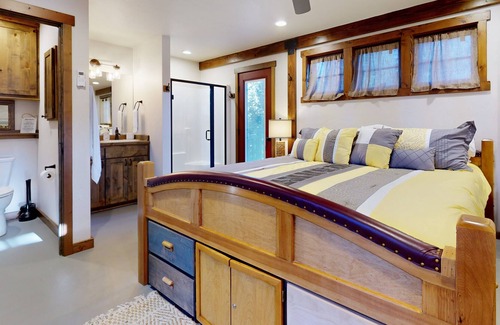 Cle Elum Cabin | Restful rustic with scenic outdoor area, fireplace, & washer/dryer