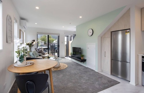 Lower Hutt House | Retreat at Biddle Crescent
