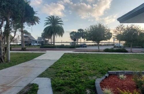 Tavares House | Retreat Overlooking Lake Dora!