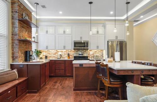 Clifton Apartment | Retreat to an Urban Stylish Loft in Clifton near the Zoo, UC, FC, Reds & Bengals