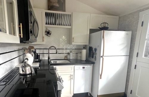 Northeast Carmel House | Retreat to Carmel-by-the-Sea and Savour the Ambience of Mon Petit Plaisir🌿